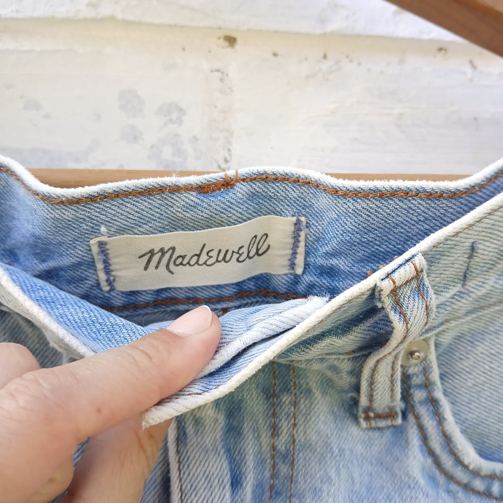 Madewell The Mom Jean Short Distressed Lightwash